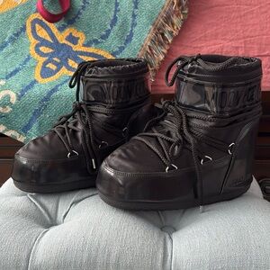 MOON BOOT Original women’s low bootie- black on black, fits size 7-9